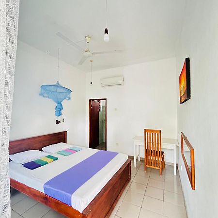 White House & Sea Food Restaurant Hostel Hikkaduwa Exterior photo