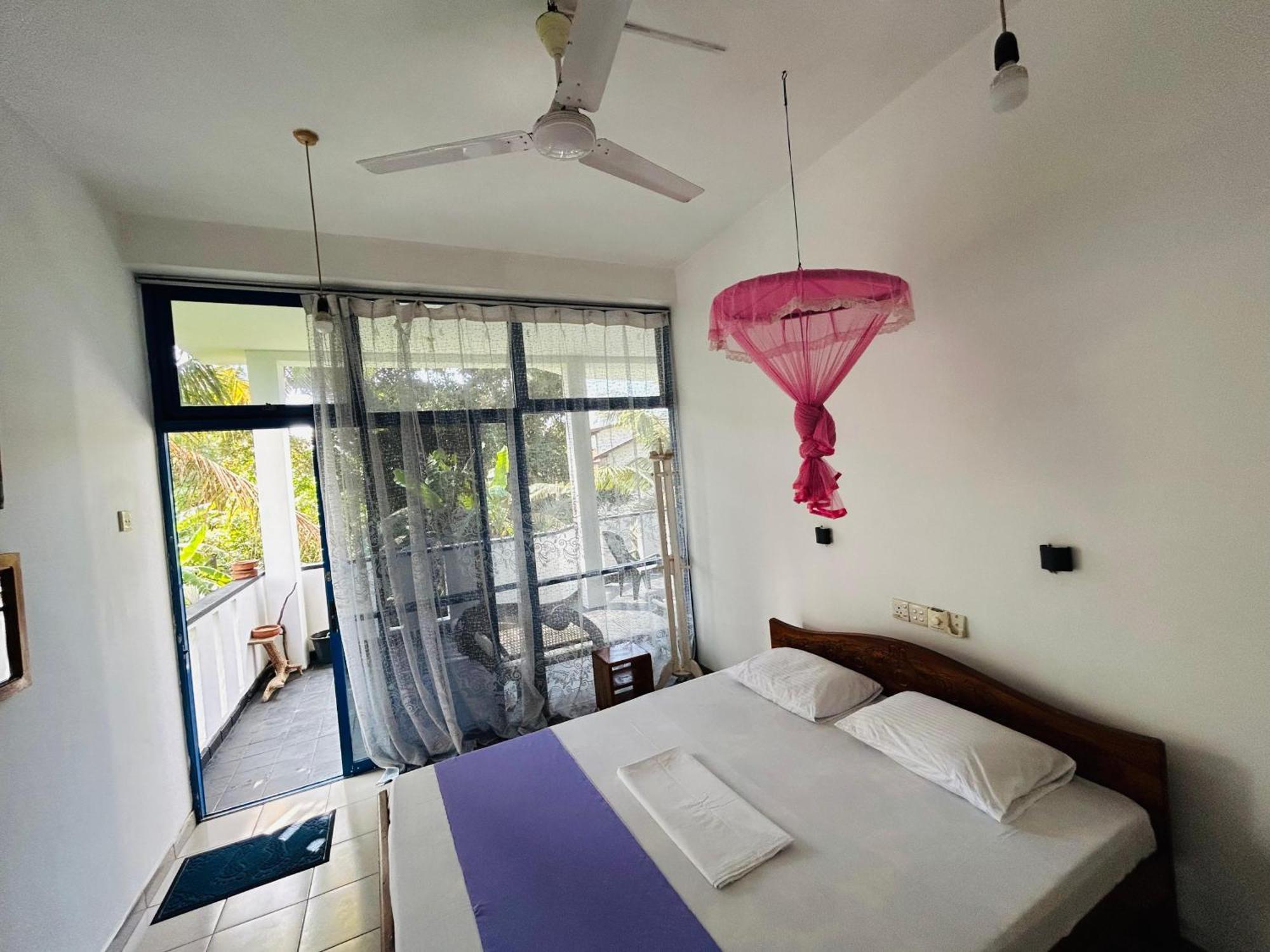 White House & Sea Food Restaurant Hostel Hikkaduwa Exterior photo